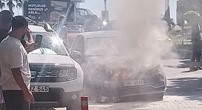 Antalya'da seyir halindeki otomobil yandı