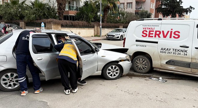 Antalya'da sürücü, eşi ve kızı kazada yaralandı