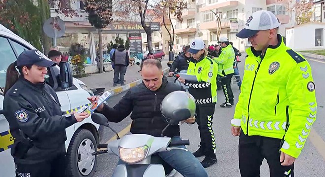 Antalya'da sürücülere kask dağıtıldı