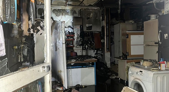 Antalya'da tamirhanede yangın hasara neden oldu