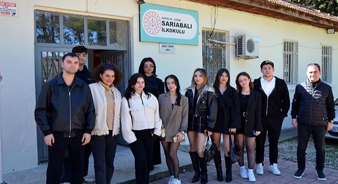 Antalya'da üniversitelilerden ilkokula anlamlı dokunuş