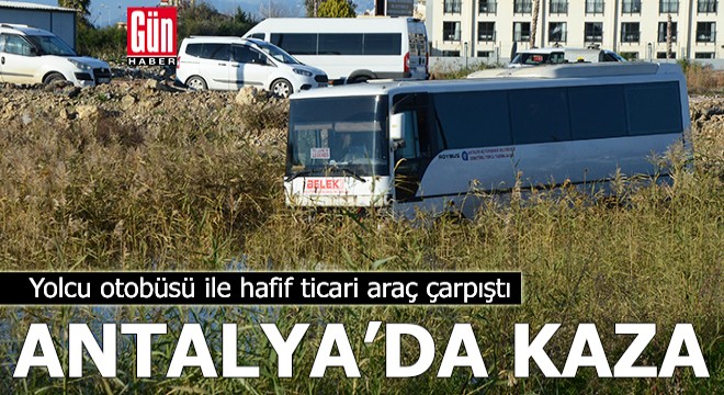 Antalya'da yolcu otobüsü ile hafif ticari araç çarpıştı