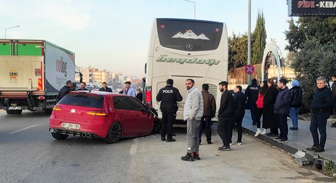 Antalya'da yolcu otobüsüyle otomobil çarpıştı