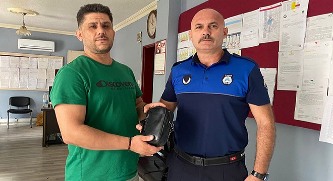Antalya'da zabıta bulduğu çantayı sahibine teslim etti
