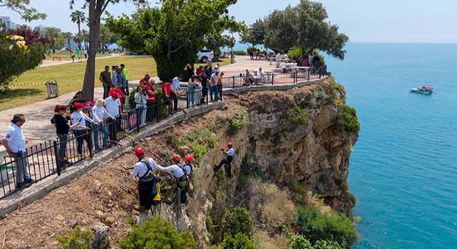 Antalya falez bandında yamaç temizliği