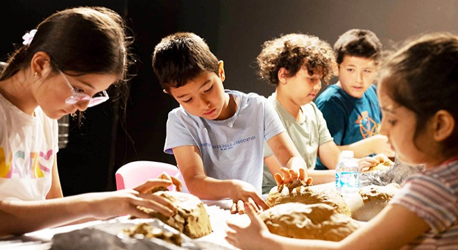 Antalya tiyatro festivalinde renkli sanat atölyeleri