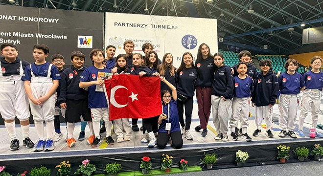 Antalyalı genç eskrimciler Avrupa'da podyumda