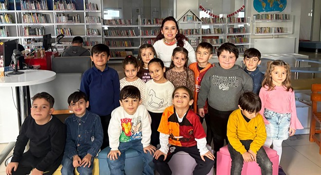 Antalyalı minik okurlar, kütüphanede yazarla buluştu