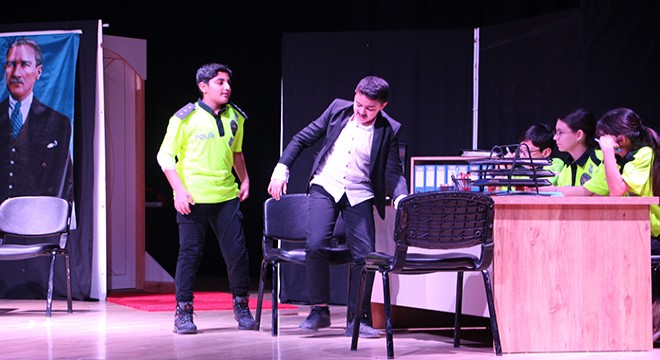 Antalyalı öğrencilerden tiyatroyla mesaj