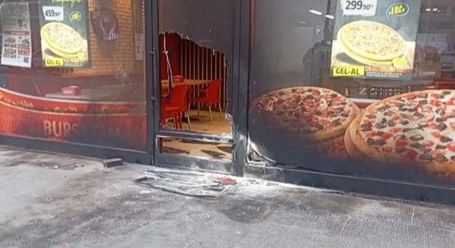 Araçla tek tek gezip pizzacının şubelerini yaktı