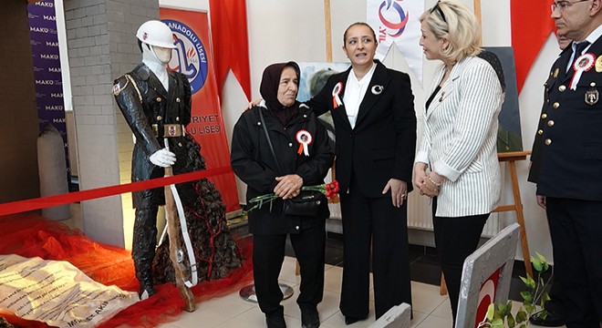 Atık malzemelerden şehitlik anıtı