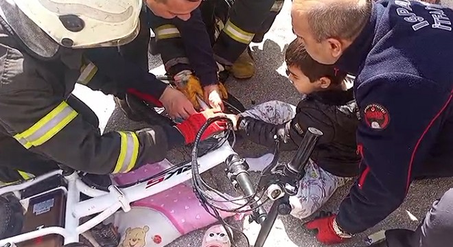 Ayağı bisiklete sıkışan çocuğu itfaiye kurtardı