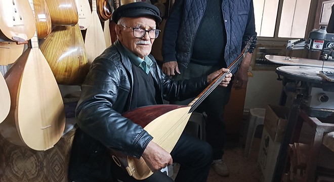 Bağlama çalma hayalini 84 yaşında gerçekleştirdi