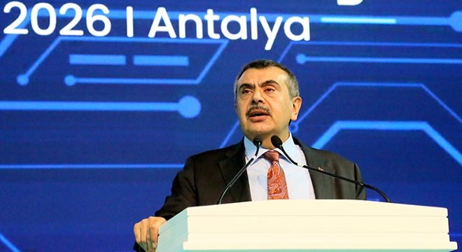 Bakan Tekin, Antalya'da robot yarışmasına katıldı