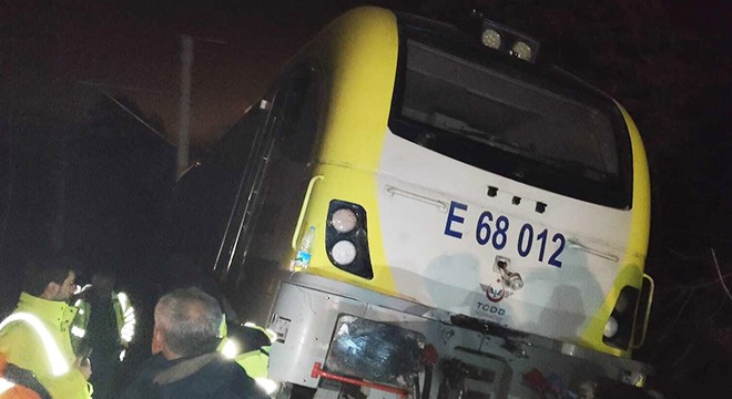 Balıkesir'de toprak kaydı, yolcu treni raydan çıktı