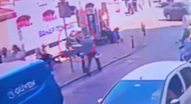 Bankta oturan kişiyi 'yan baktın' diyerek bıçakladı