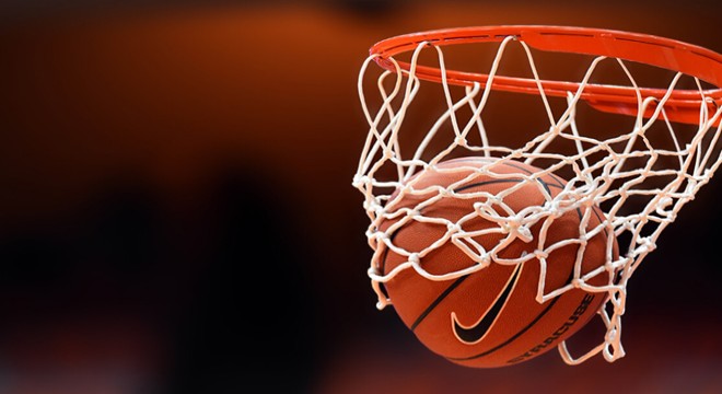 Basketbol maçında hakeme kafa attı