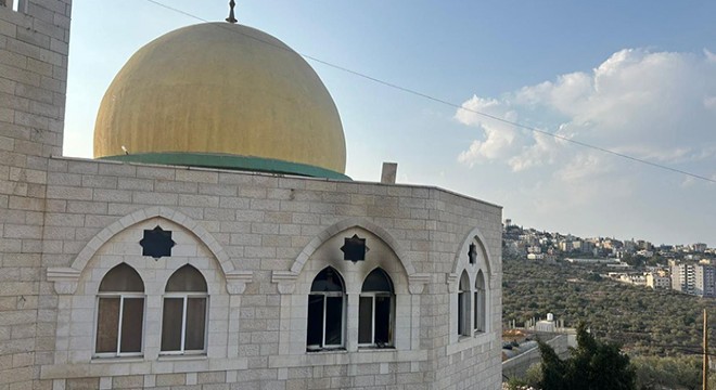 Batı Şeria'da cami kundaklandı