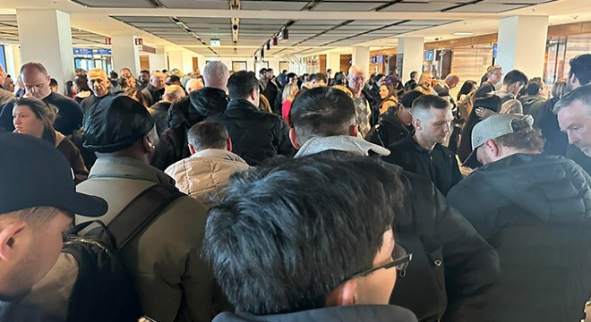 Berlin'de yine pasaport kuyruğu