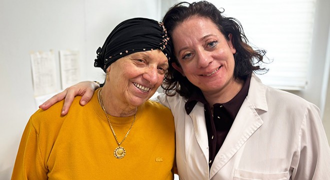 Bir gecede ses telleri felç olan anneyi doktor kızı iyileştirdi