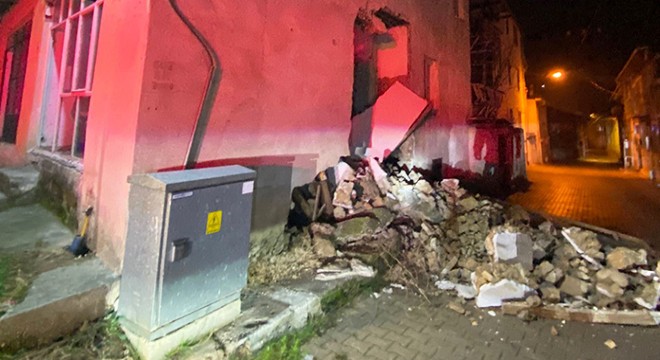 Boş evin duvarı yıkıldı