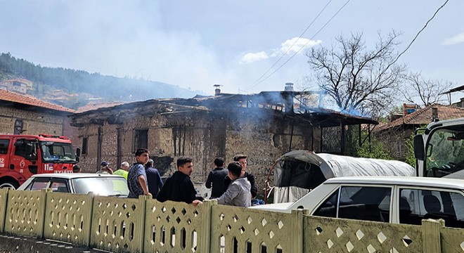Bucak'ta boş ahşap ev yanarak küle döndü