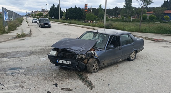 Burdur'da 3 aracın karıştığı kaza; 6 yaralı