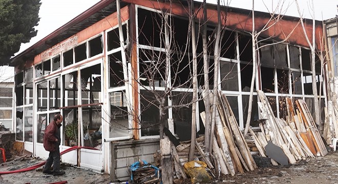 Burdur'da mobilya imalathanesi yandı