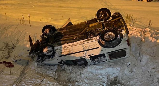 Buzlanan yolda hafif ticari araç takla attı; 2 yaralı