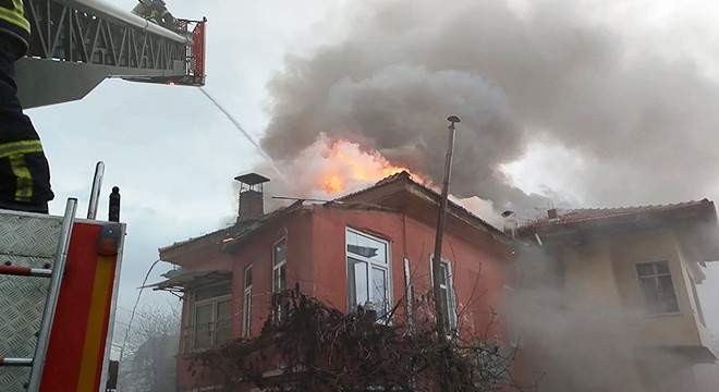 Çatı yangını büyümeden söndürüldü