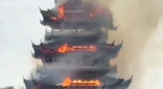 Çin'deki tarihi Yongqing Tapınağı'nda yangın çıktı