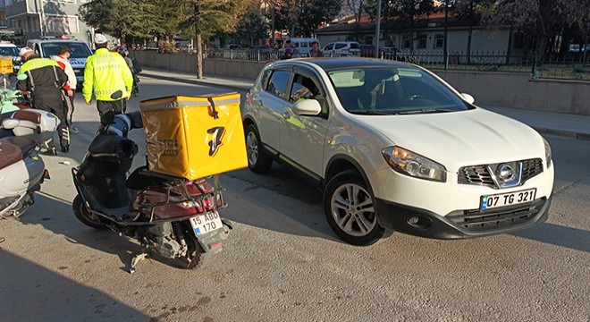 Ciple çarpışan motosikletli yaralandı