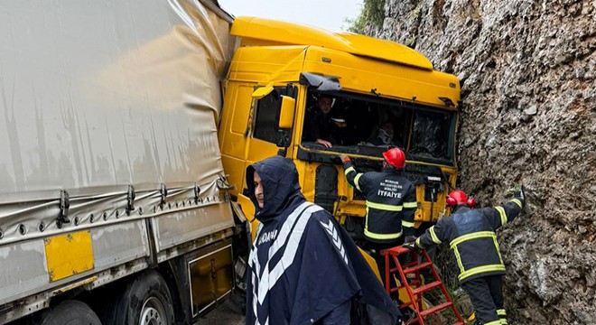 Dağa çarpan TIR'ın sürücüsü yaralandı