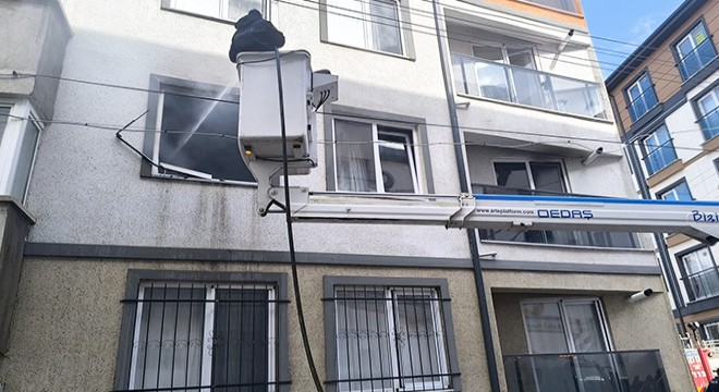 Dairede yangın çıktı 4 çocuk son anda kurtuldu