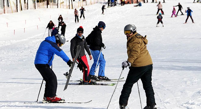 Davraz Kayak Merkezi'ne 2 haftada 100 bin ziyaretçi