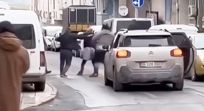 Davulcuların yumruk yumruğa kavgası kamerada