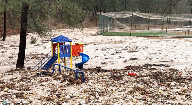 Dere taştı, arazi ve bahçeleri su bastı