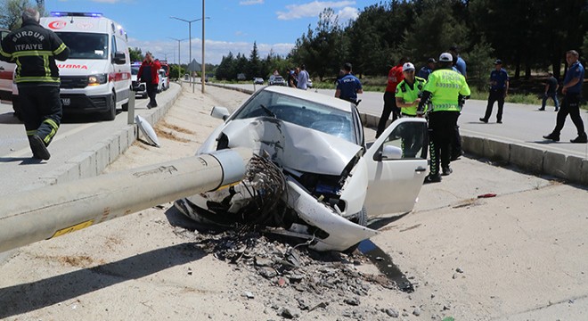 Direğe çarpan otomobilin sürücüsü yaralandı