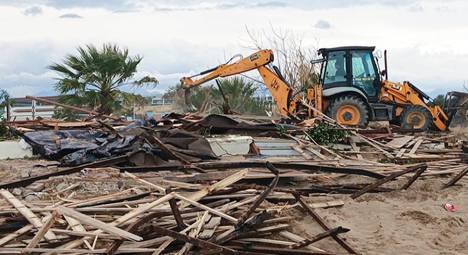 Antalya Doğu Plajı'ndaki işletmelerin tahliyesine başlandı