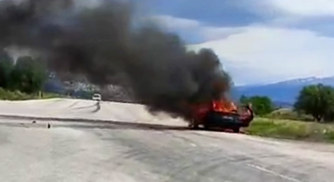 Dumanı fark edip otomobilinden çıktı