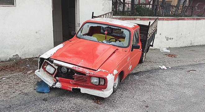 Duvara çarpan pikapta 2 yaralı