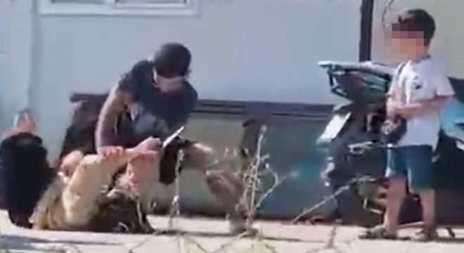Elinde bıçakla yere yatırdığı eşini dövdü