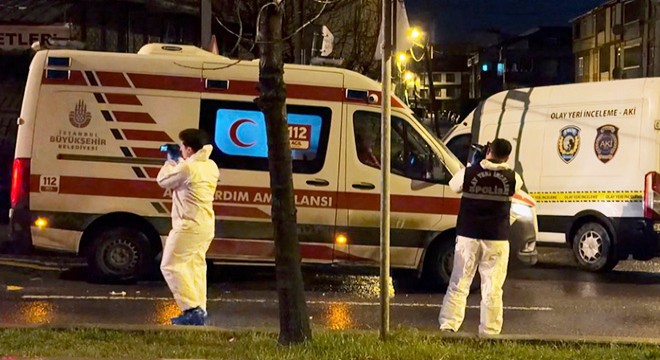 Eşini çocuklarının gözü önünde bıçaklayarak öldürdü