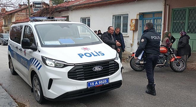 Eşinin telefonla ulaşamadığı kadın evde ölü bulundu