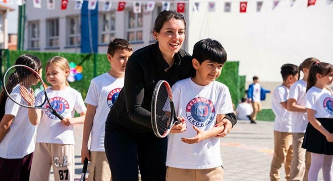 Eski milli tenisçi, ilkokul öğrencilerine ilham oldu