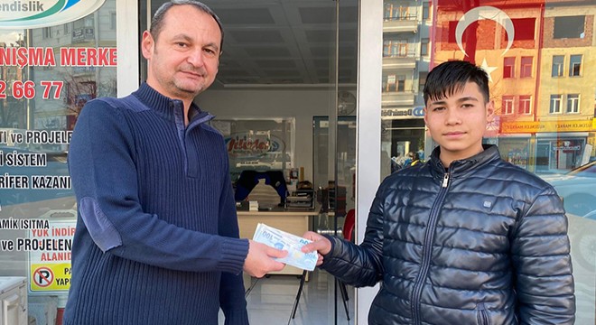 Esnafın yolda bulduğu para sahibine ulaştırıldı
