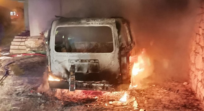 Evde başlayan yangın araca da sıçradı