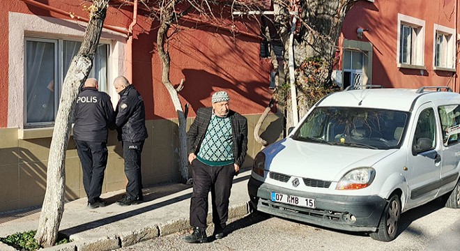 Evinde ölü bulundu