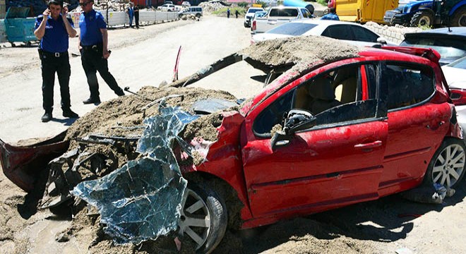 Freni boşalan kamyon 7 araca çarptı: 6 yaralı