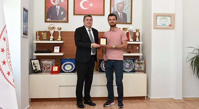 Görevden ayrılan başhekimlere teşekkür plaketi